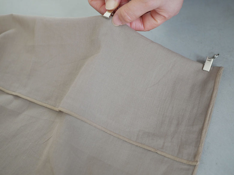 アイボリーのクリップ留めコットンカーテン