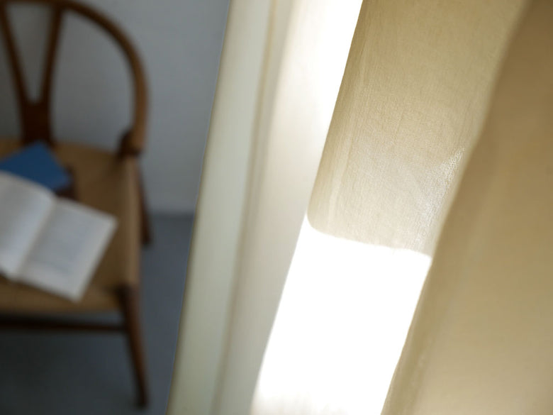綿100％クリップ留めカーテンが窓に掛かっている