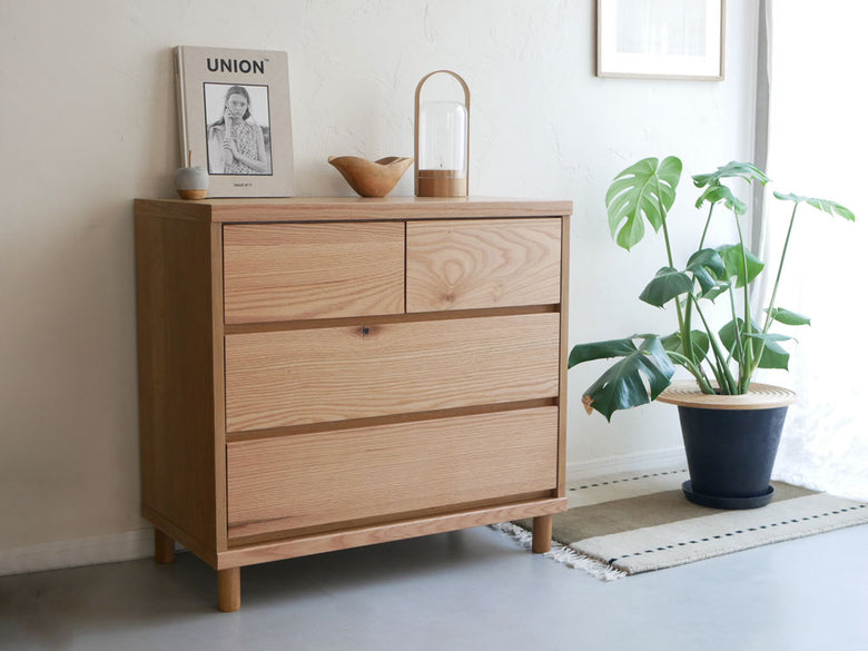 【HT/エイチティー】天然木のチェスト。ホワイトオーク材を使用し、複数の引き出しとサイドボードが配置された木製の収納家具。