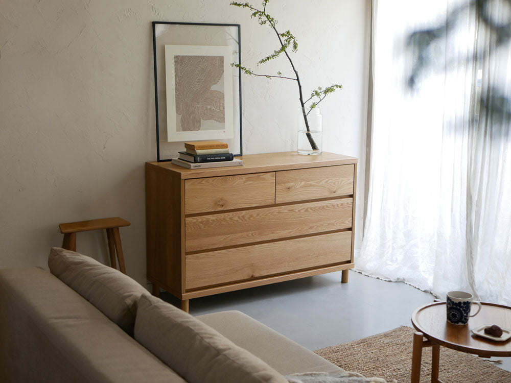 ホワイトオーク材を使用した天然木のチェストが配置されたモダンなベッドルームインテリア