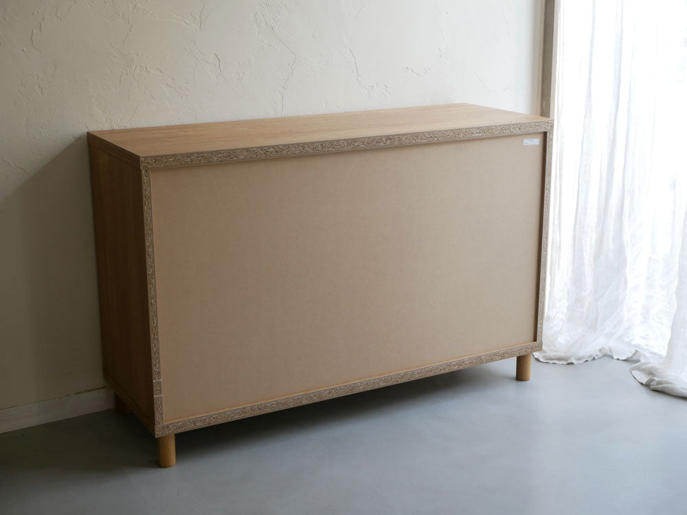 HTエイチティー製天然木チェスト、木目が美しい複数の引き出しを備えた木製家具の画像