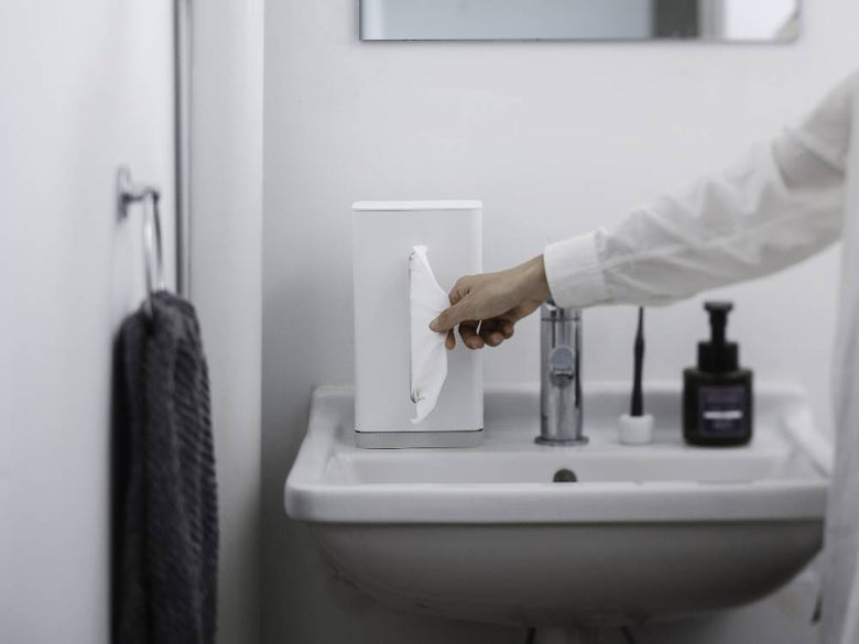 洗面台に取り付けられた【marna/マーナ】倒れない片手用ティッシュケースと蛇口