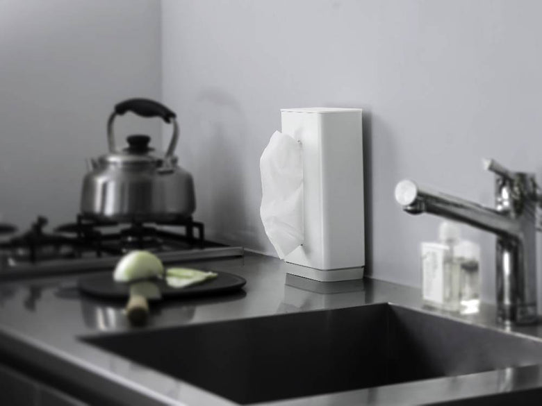 マーナの銀色ティッシュケースがキッチンのカウンタートップに置かれている写真
