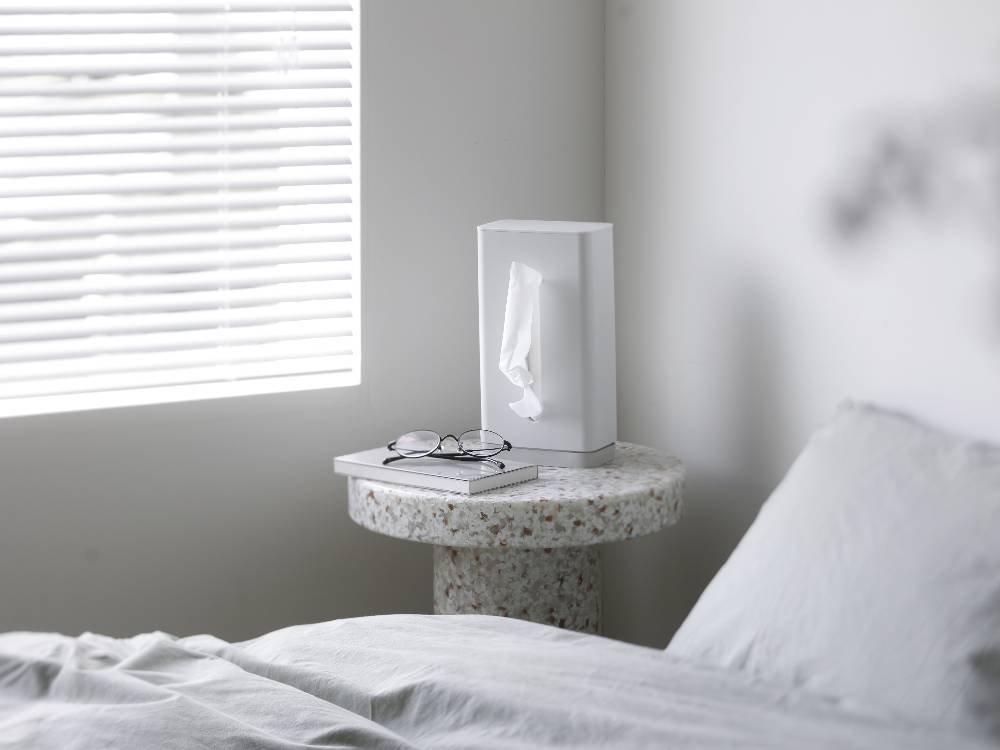 灰色の寝室に置かれた【marna/マーナ】倒れない片手でサッとティッシュケース