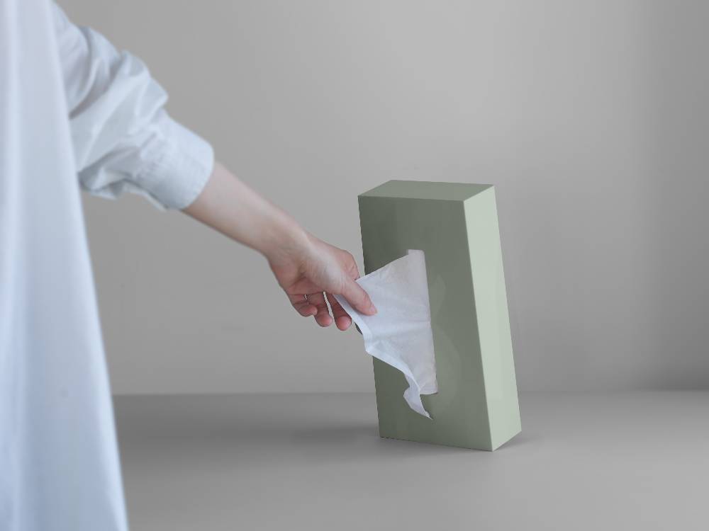 マーナ製の倒れない片手操作可能なプラスチック製ティッシュケース。紙タオルやフェイシャルティッシュを収納するデザインホルダー。