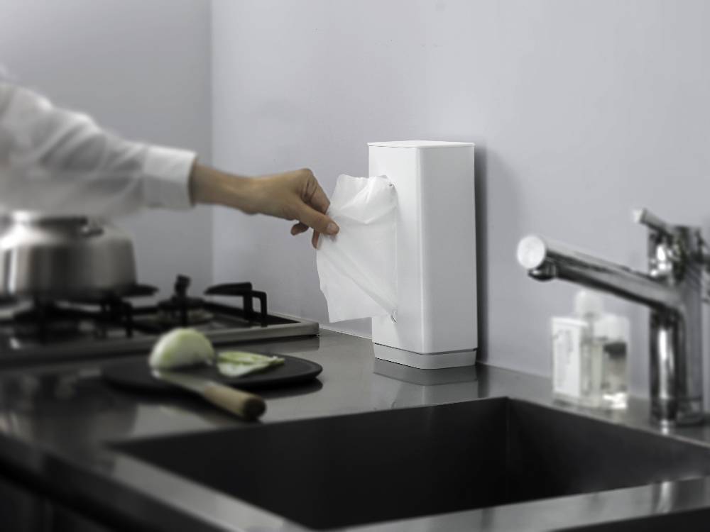マーナ製の倒れない片手用ティッシュケースがキッチンカウンターに設置されている