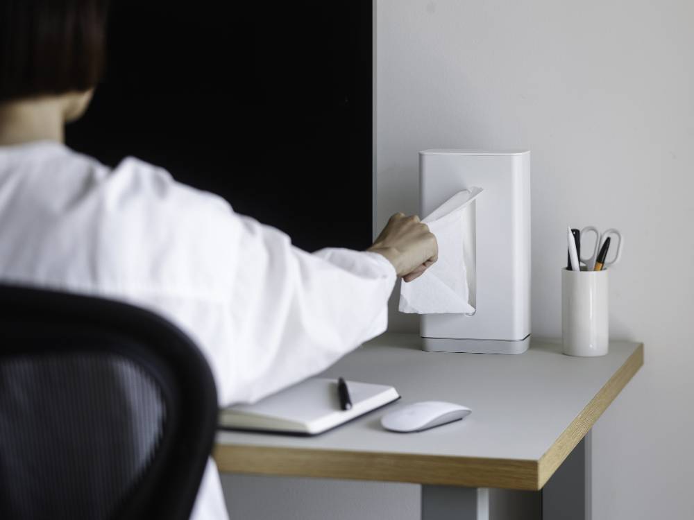 【marna/マーナ】吸盤で簡単に取り付けられる倒れない片手操作のティッシュケース。ABS樹脂製でスタイリッシュなデザインがオフィスや家庭の平らな表面にマッチ