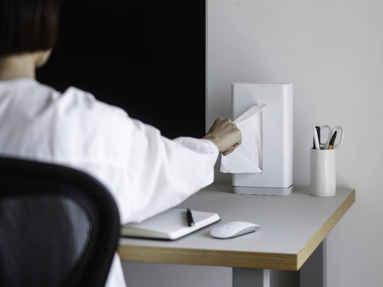 【marna/マーナ】吸盤で簡単に取り付けられる倒れない片手操作のティッシュケース。ABS樹脂製でスタイリッシュなデザインがオフィスや家庭の平らな表面にマッチ