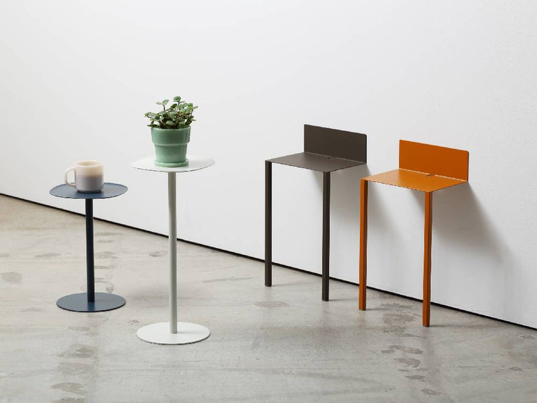 ideacoのスチール製サイドテーブル23の上にペデスタル、花瓶、植木鉢が配置された画像