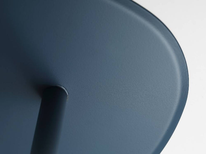 シルバー色のスチールファニュチャー サイドテーブル23で、プラスチック製の底面保護シールが付いたモダンなデザイン