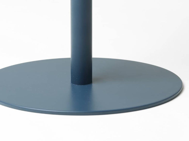 花鉢と室内植物が置かれたスチール製サイドテーブル