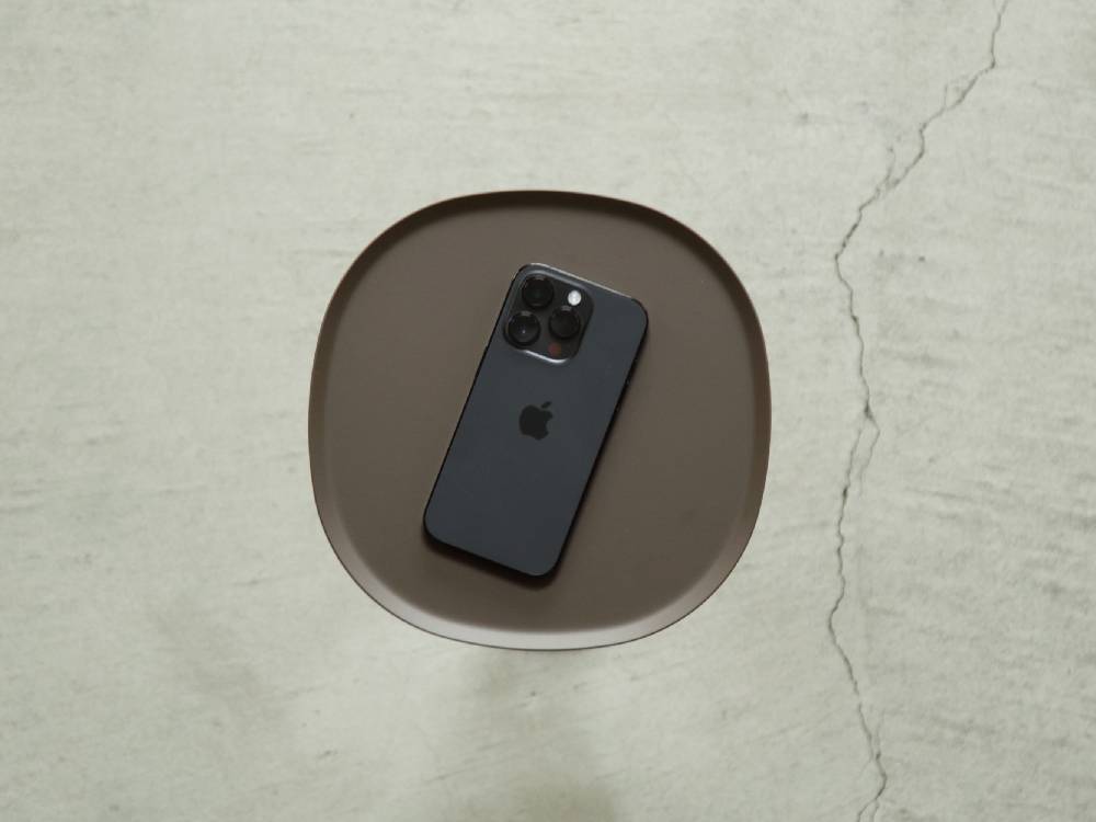 ideaco（イデアコ）のスチールファニュチャー サイドテーブル23、銀色のスチール製サイドテーブル