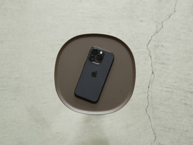 ideaco（イデアコ）のスチールファニュチャー サイドテーブル23、銀色のスチール製サイドテーブル