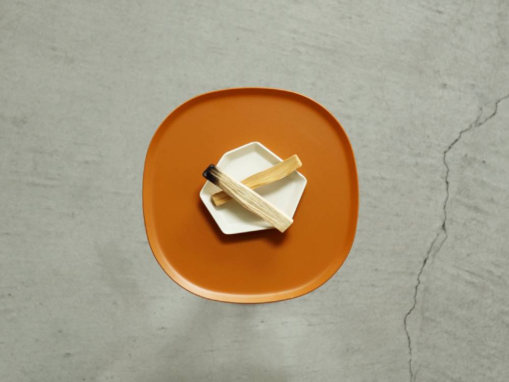 イデアコのスチールファニュチャー製サイドテーブル23、高さ35cm、サンドホワイトカラーのシンプルでモダンなデザイン