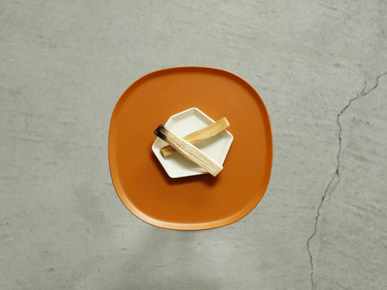 イデアコのスチールファニュチャー製サイドテーブル23、高さ35cm、サンドホワイトカラーのシンプルでモダンなデザイン