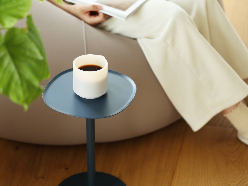 チューリップやひまわりが入った花瓶と花鉢が飾られたスチール製サイドテーブル