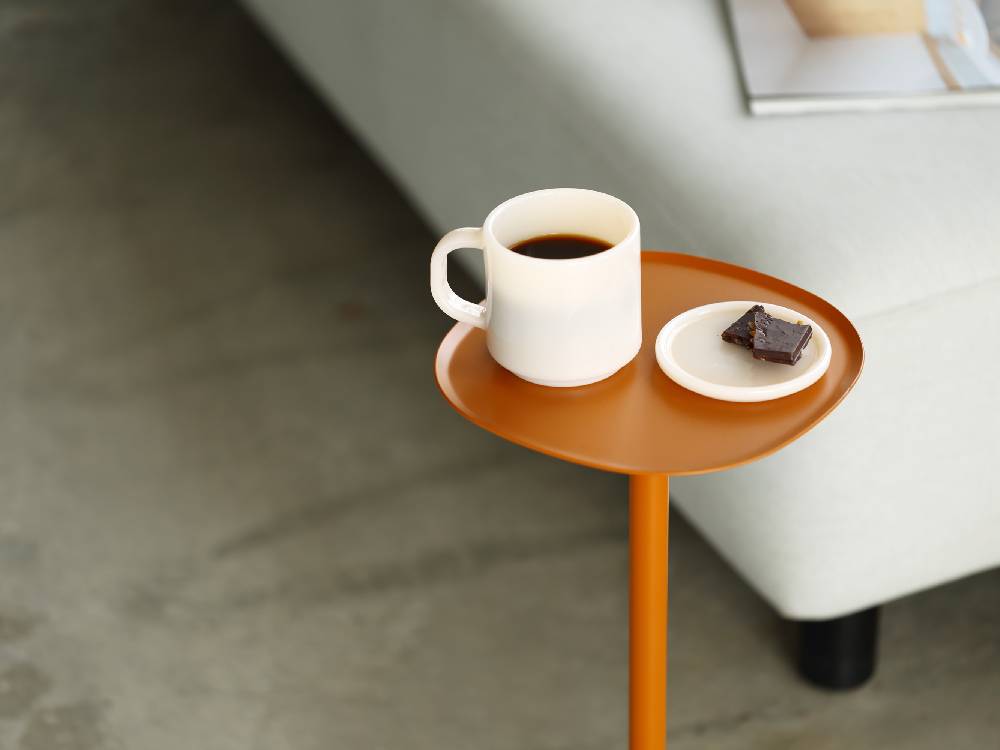 ideacoのスチールサイドテーブル23の上に、人工チューリップとカットフラワーが飾られたコーヒーテーブルの画像