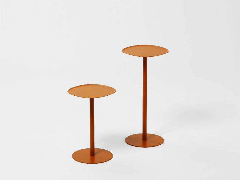 赤とオレンジのチューリップが飾られたイデアコのスチールサイドテーブル23