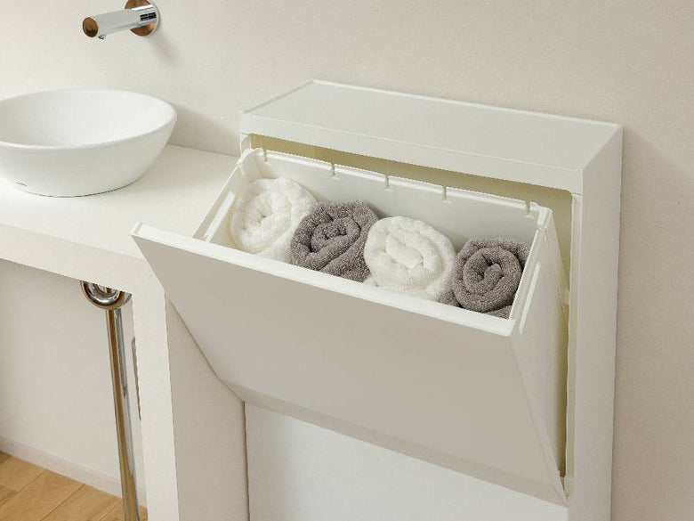 バスルームに設置されたペダル式分別ストッカー