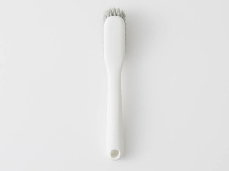 【marna/マーナ】きれいに洗えるシューズブラシ。プラスチック製の柄と柔らかな毛を持つシューズケア用ブラシ。