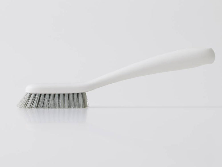 marnaのきれいに洗えるシューズブラシ。プラスチック製の柄と柔らかい毛が特徴で、革靴のケアに最適なデザイン