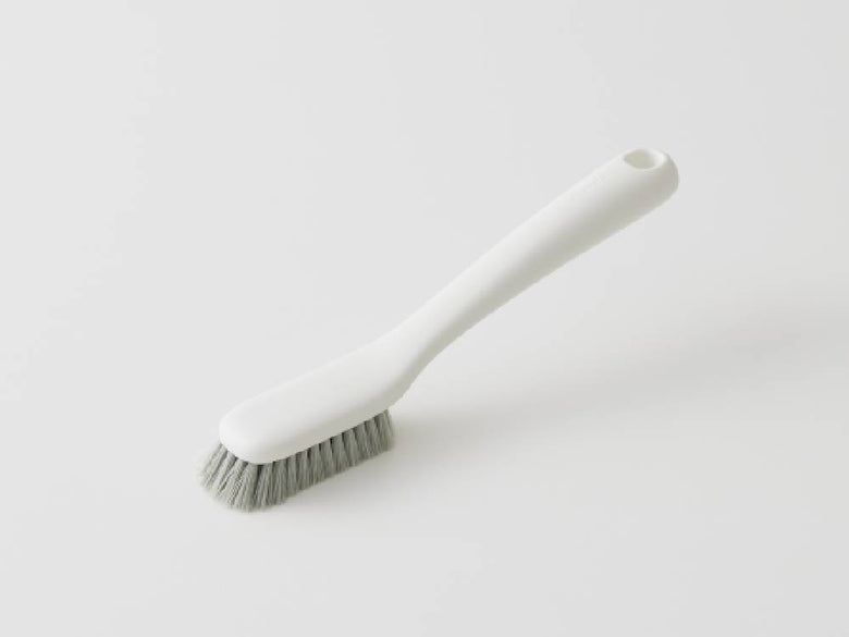 marna（マーナ）のきれいに洗えるシューズブラシ。ポリプロピレン製の柄とポリブチレンテレフタレート製の毛を使用し、革靴の手入れに最適なデザインです。