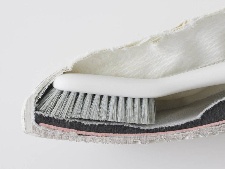 マーナの銀色シューズブラシ。ポリプロピレン製の柄とポリブチレンテレフタレートのブラシ毛を備えた洗浄可能な製品