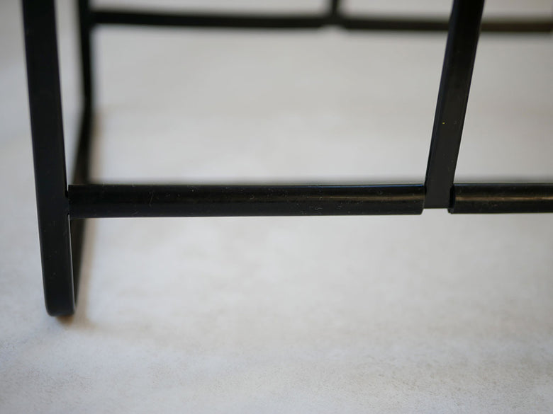 灰色のスチール製タワー型ディッシュラックで、複数の棚が重ねられたデザイン