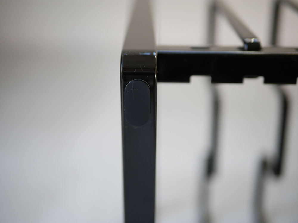 YAMAZAKI製タワー フライパン＆鍋蓋スタンド。スチール製の粉体塗装本体で、サイズ約35×20×18cm、耐荷重約7kg。組み立て式