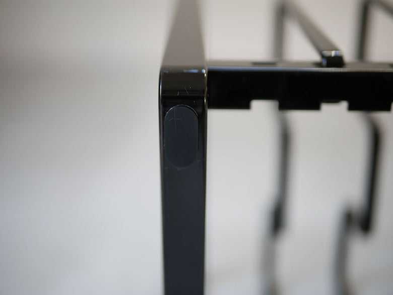 YAMAZAKI製タワー フライパン＆鍋蓋スタンド。スチール製の粉体塗装本体で、サイズ約35×20×18cm、耐荷重約7kg。組み立て式