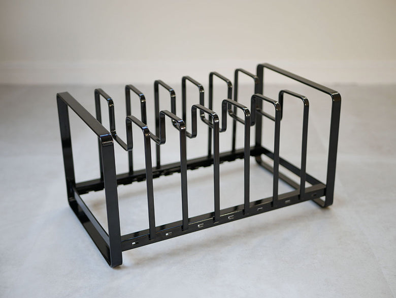 YAMAZAKI製スチールタワー型フライパン＆鍋蓋スタンド。粉体塗装された金属製のスタンド