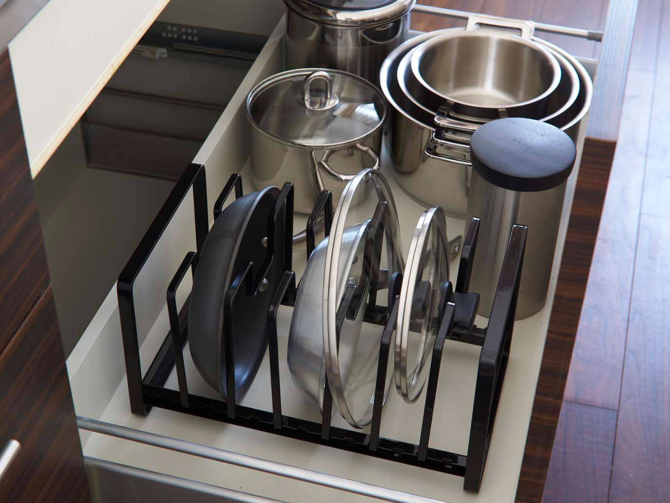 YAMAZAKI製タワー型フライパン＆鍋蓋スタンド。スチール製の多段キッチン収納ラック。