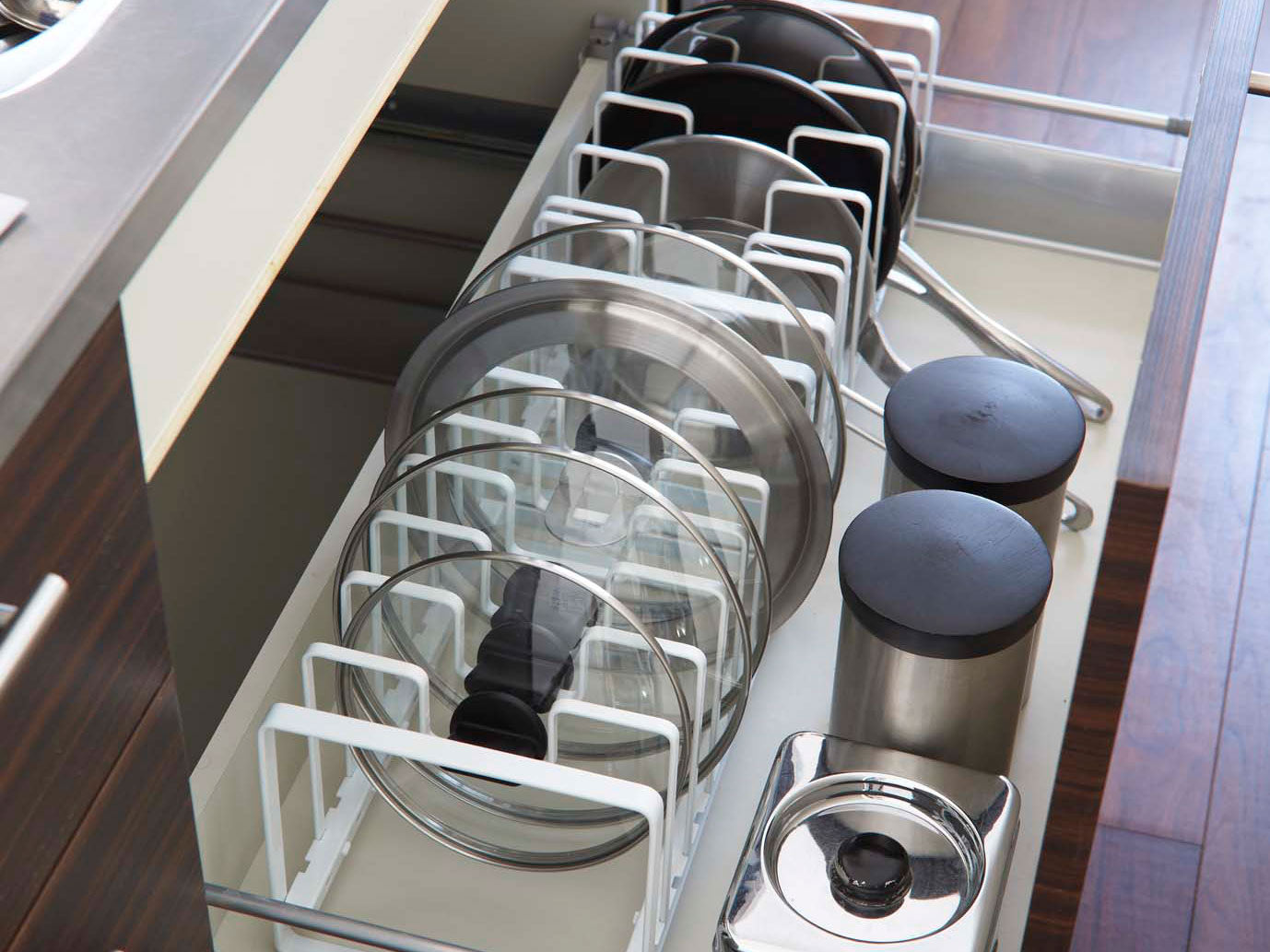 YAMAZAKI製タワー型フライパン＆鍋蓋スタンドがキッチンの棚に置かれている