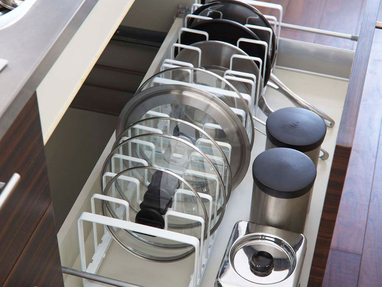 YAMAZAKI製タワー型フライパン＆鍋蓋スタンドがキッチンの棚に置かれている