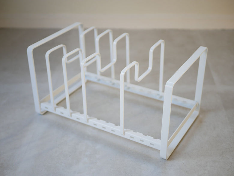 YAMAZAKIのタワー型フライパン＆鍋蓋スタンドがプラスチック製棚に設置されている様子