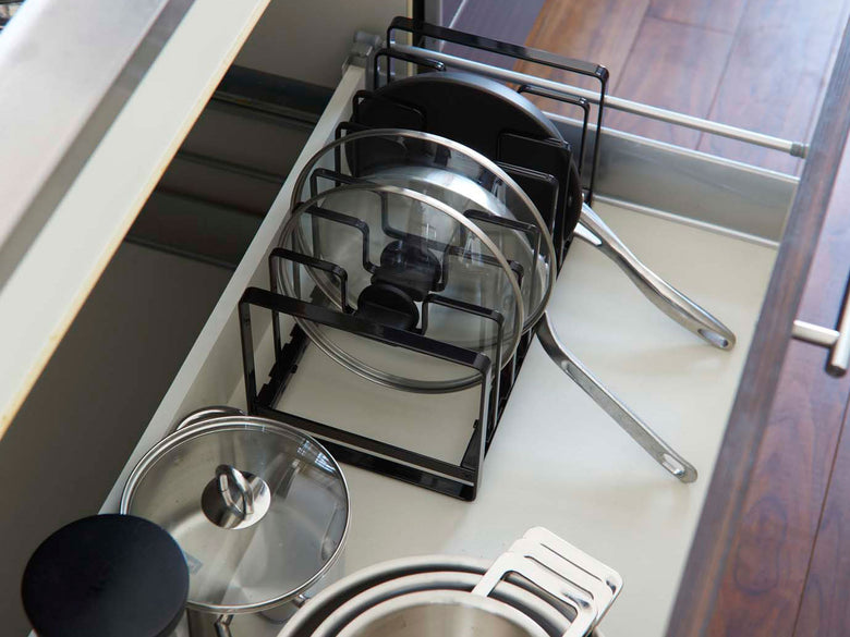 YAMAZAKI製タワー型フライパン＆鍋蓋スタンド。スチール製でキッチンの棚に設置可能な組み立て式デザイン。サイズ約35×20×18cm、耐荷重約7kg。