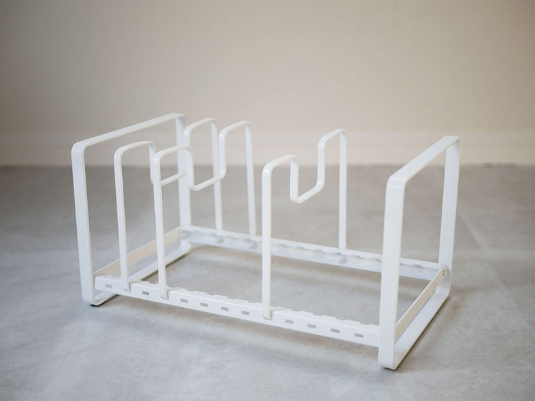 YAMAZAKIのタワー型フライパン＆鍋蓋スタンドがスチール製の棚に設置されている様子