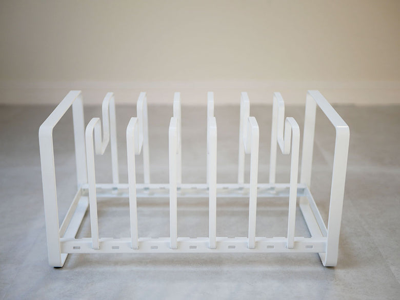 YAMAZAKIの【tower/タワー】フライパン＆鍋蓋スタンド。スチール製でサイズ約35×20×18cm、耐荷重約7kg。組み立て式のデザイン。