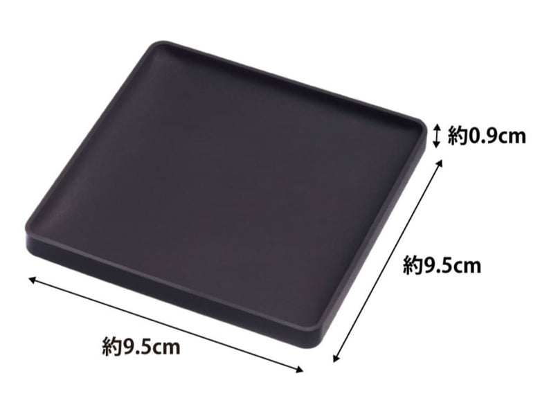 シリコーン製のタワー型立体コースターがキッチンのトレイ上に並べられている様子