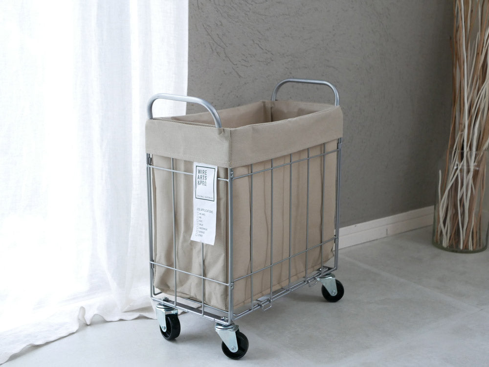 BRIDのWIRE ARTS&PROランドリーストレージ28L。スチールワイヤー製の洗濯用バスケットで、ハンドルとキャスターが付いた家庭用収納カートです。