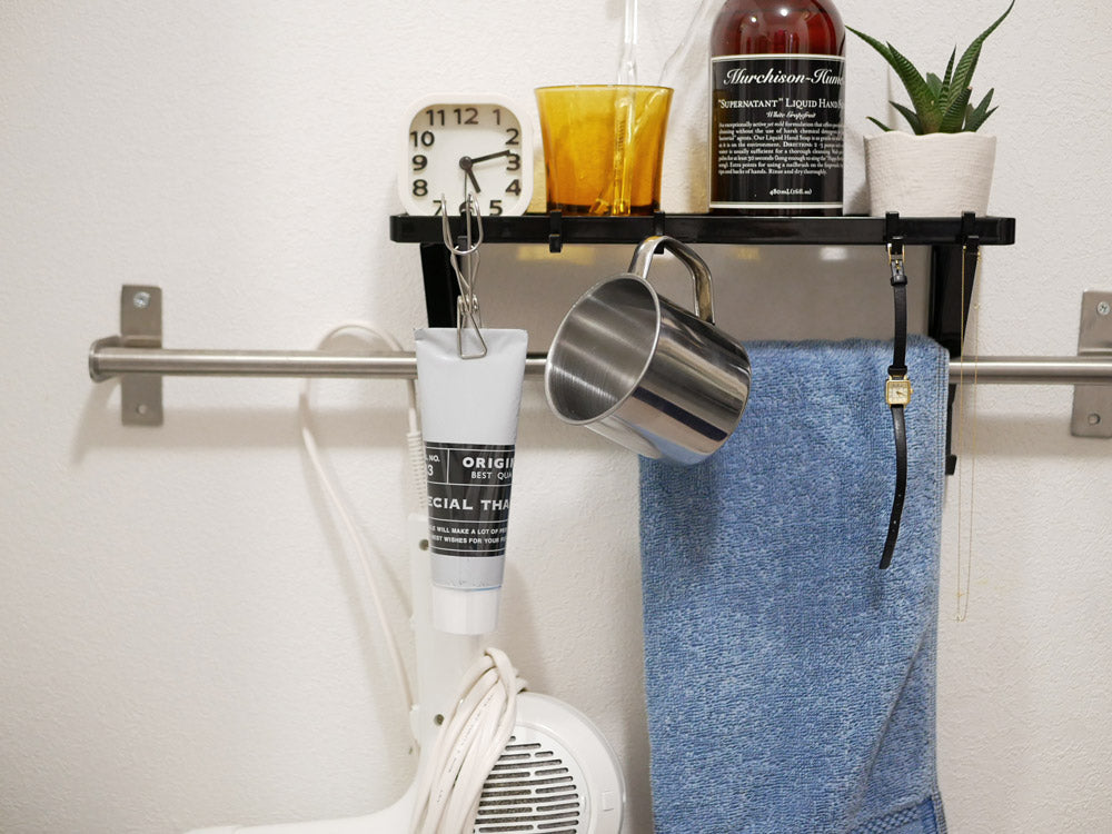 tower（YAMAZAKI）ブランドのスチール製タオル掛け上ラック。幅330mm、高さ150mmに5つのフックが付いたデザイン