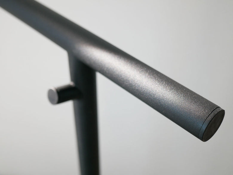 スマートブランドのスチールとアルミニウム製ランドセルスタンド。高さ100cmで丈夫な金属パイプを使用し、約10kgの荷重に対応しています。