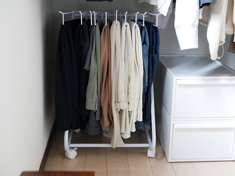 クローゼット内に整然と並んだスラックスハンガー