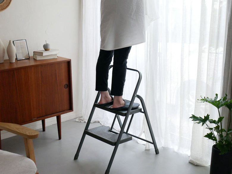 CB JAPANのフォールディングステップが木の床に置かれている