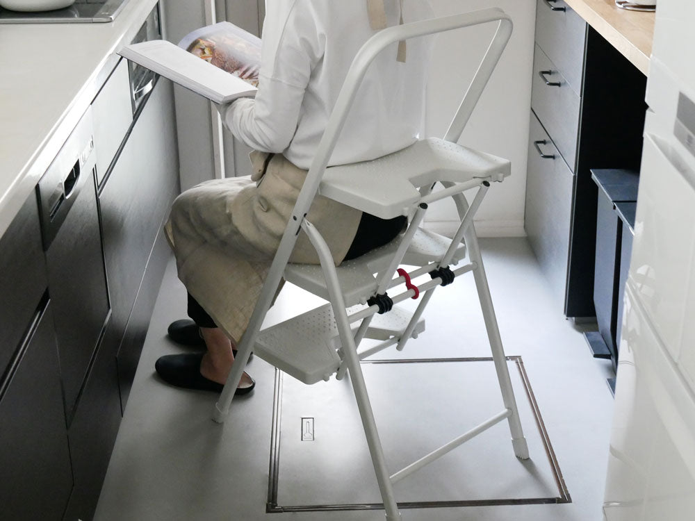 清潔な木製床上に配置されたCB JAPANのフォールディングステップ