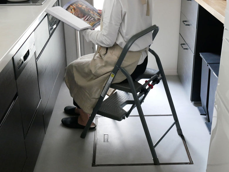 CBジャパン フォールディングステップと家具