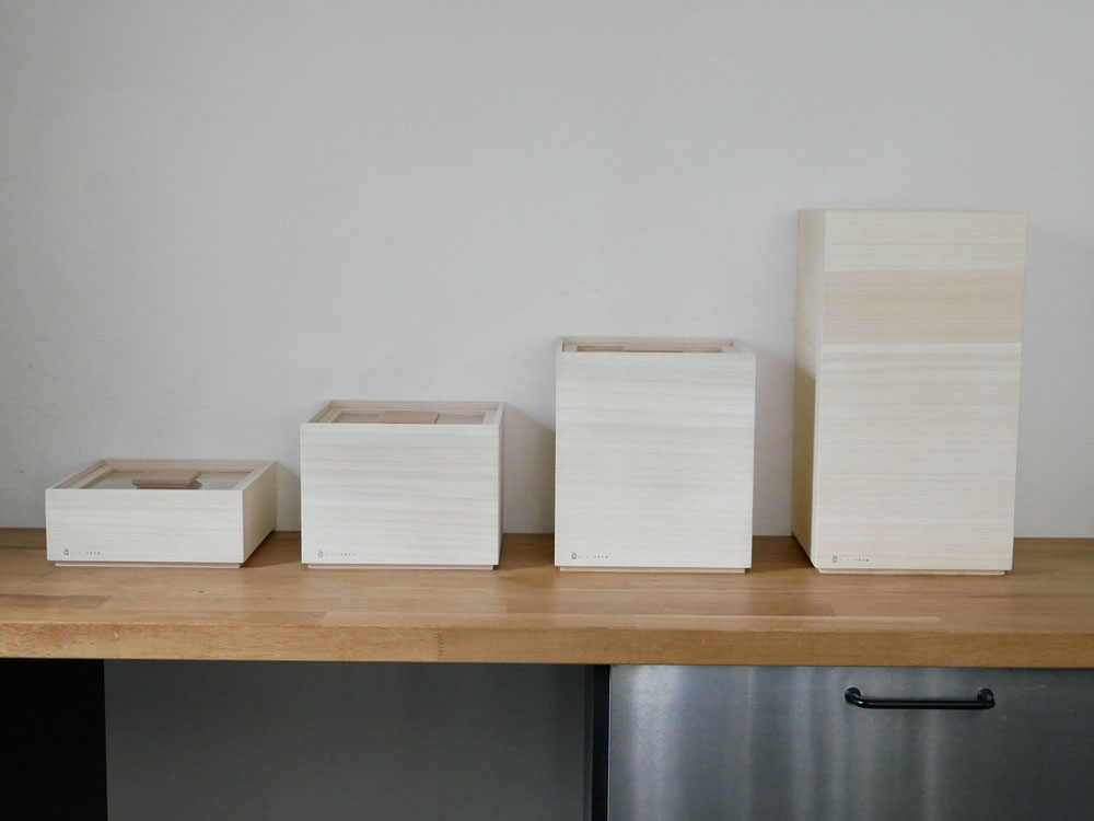 蜜蝋仕上げの桐製米びつ、黒チェリー取手付き