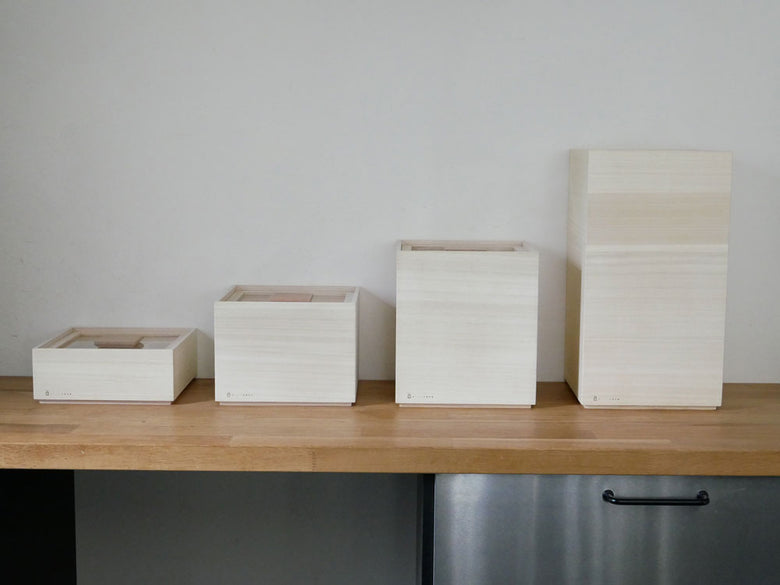 蜜蝋仕上げの桐製米びつ、黒チェリー取手付き