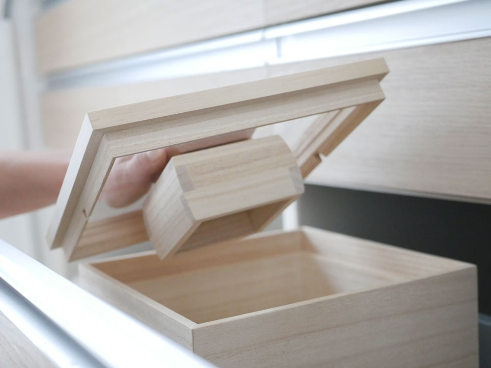 蜜蝋仕上げの木製米びつ、黒チェリー取手付き