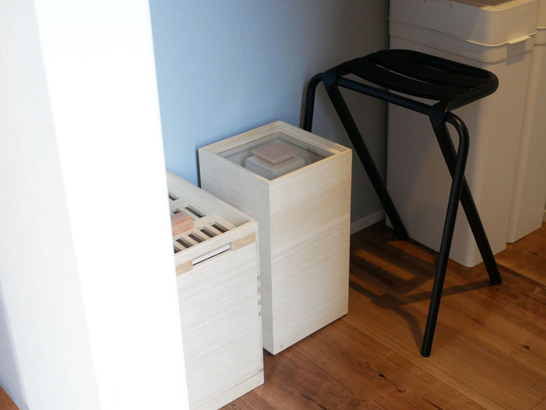 増田桐箱店の木製米びつが木の床に置かれている